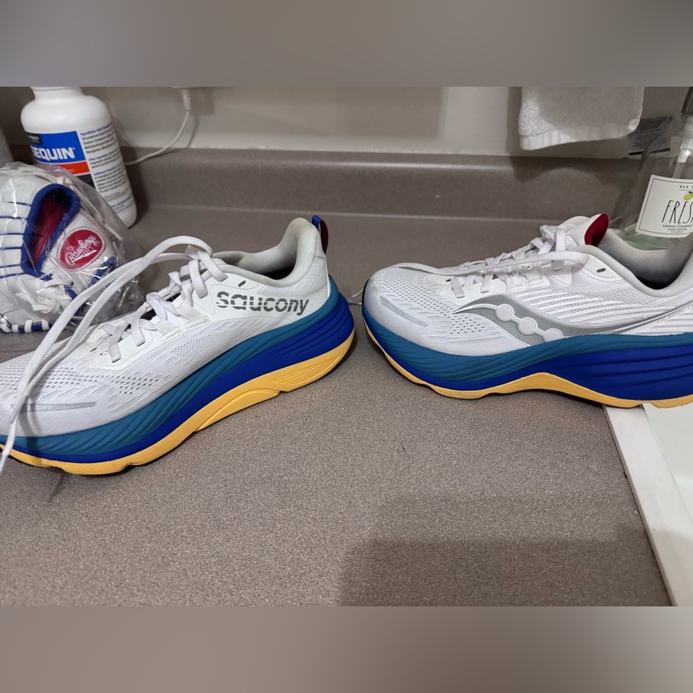 Women saucony shoes 7.5